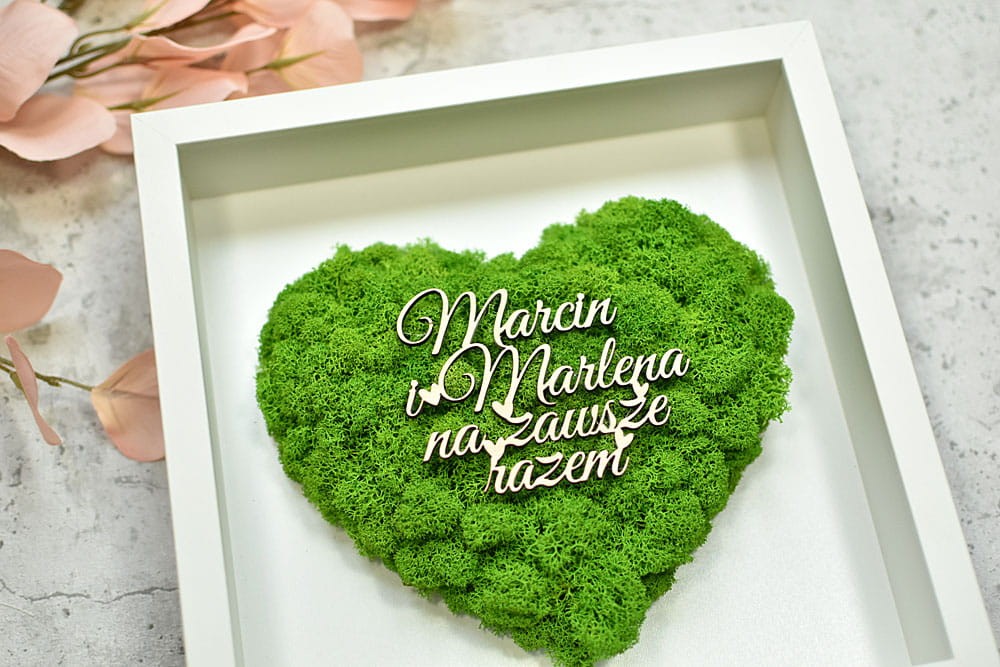 zielone serce z mchu,  obraz w ramce, prezent na ślub z Twoim napisem