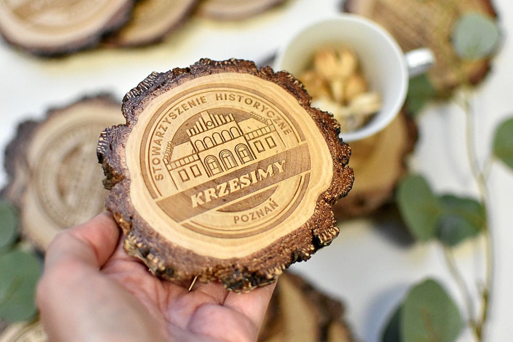 podkładki pod kubek firmowe, plaster drewna z grubą korą