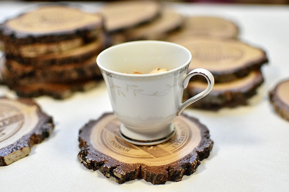 podkładki pod kubek z logo firmy, plaster drewna z grubą korą