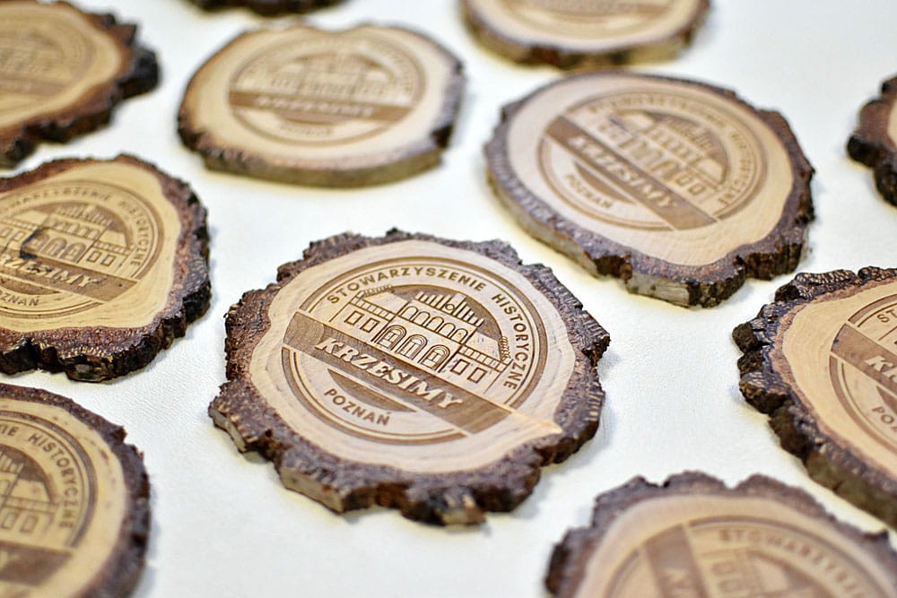 fajne podkładki pod kubek z logo firmy, plaster drewna z grubą korą