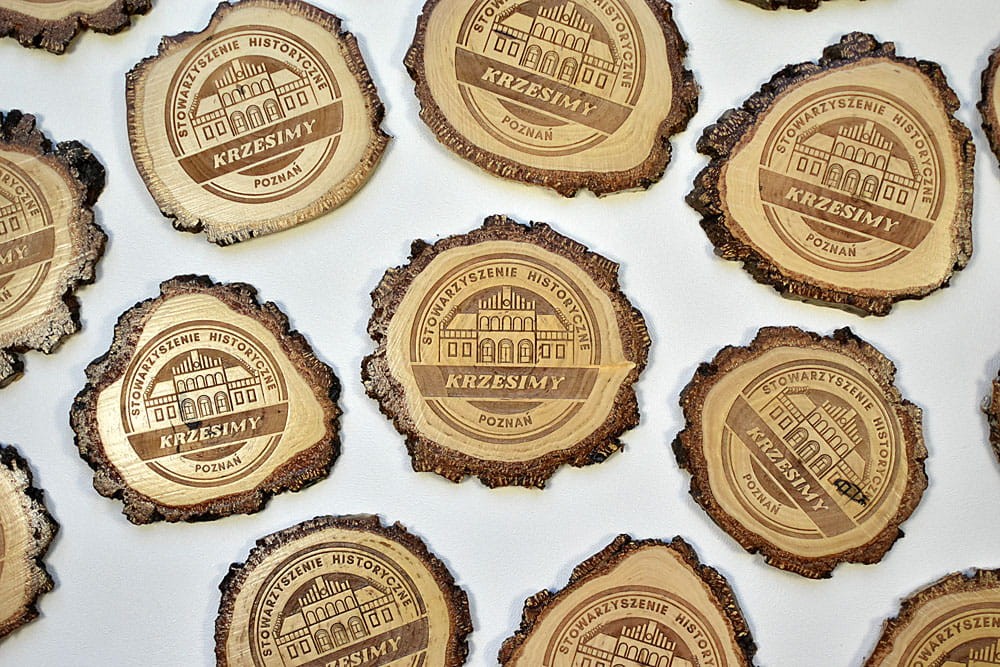 podkładki pod kubek z logo firmy, plaster drewna z grubą korą