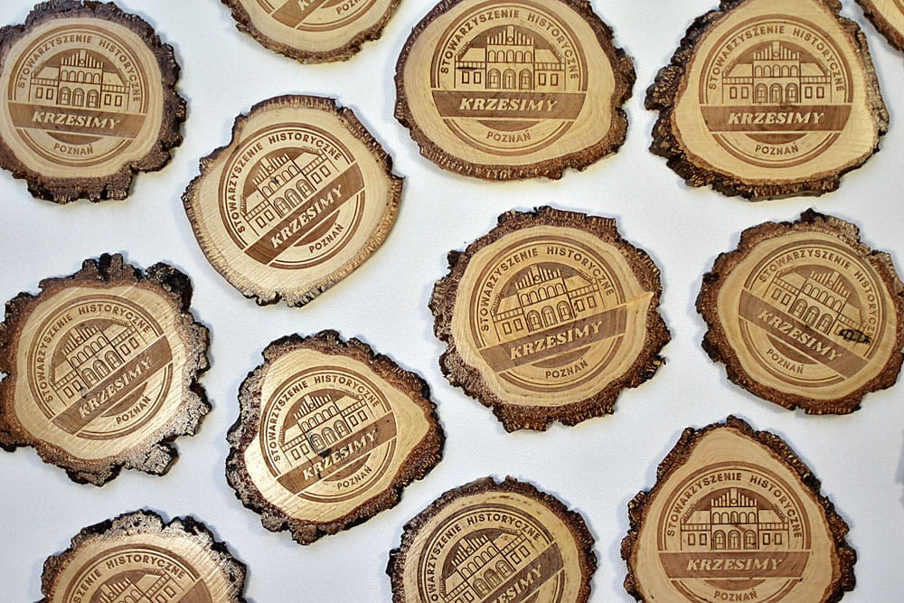 podkładki pod kubek z logo firmy, plaster drewna z grubą korą