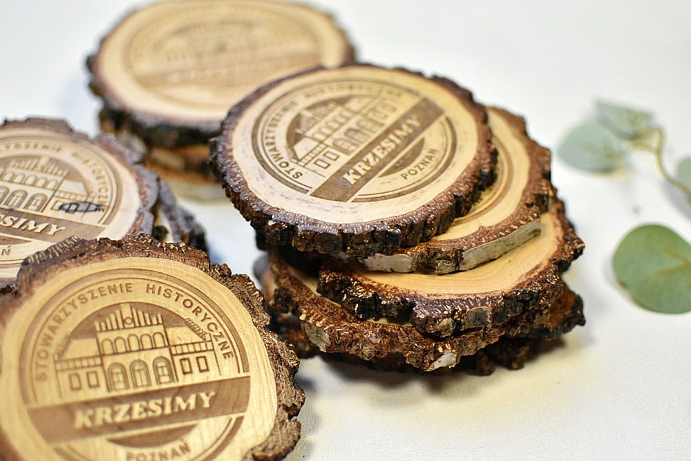 podkładki pod kubek z logo firmy, plaster drewna z grubą korą