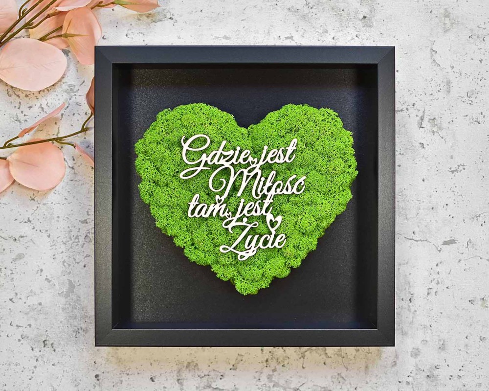 prezenty ślubne dla Młodej Pary, obraz z sercem zielonego mchu w czarnej ramce i napisem Gdzie jest Miłość tam jest Życie