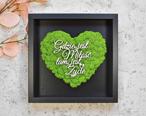 prezenty ślubne dla Młodej Pary, obraz z sercem zielonego mchu w czarnej ramce i napisem Gdzie jest Miłość tam jest Życie