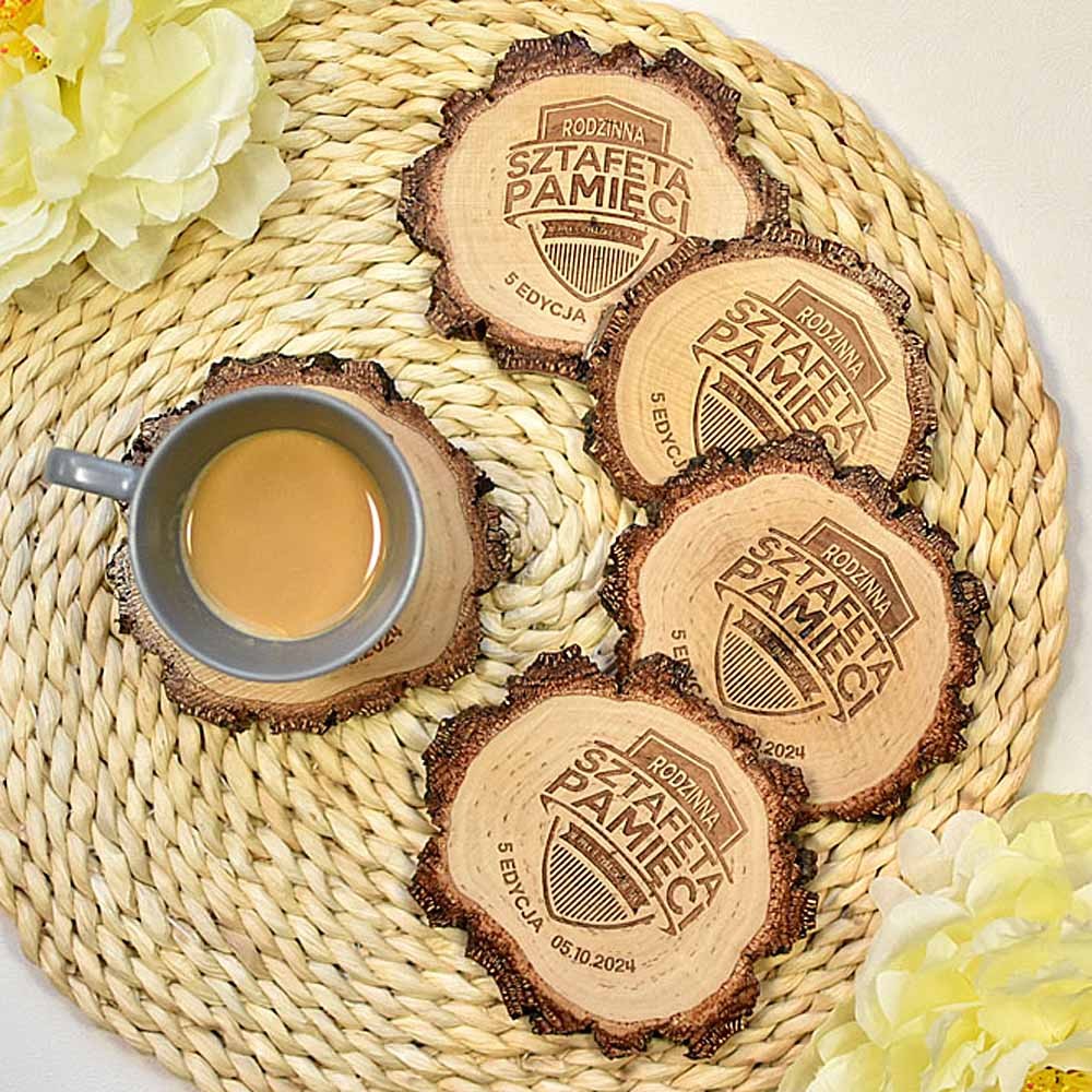 drewniana podkładka pod kubek z logo firmy