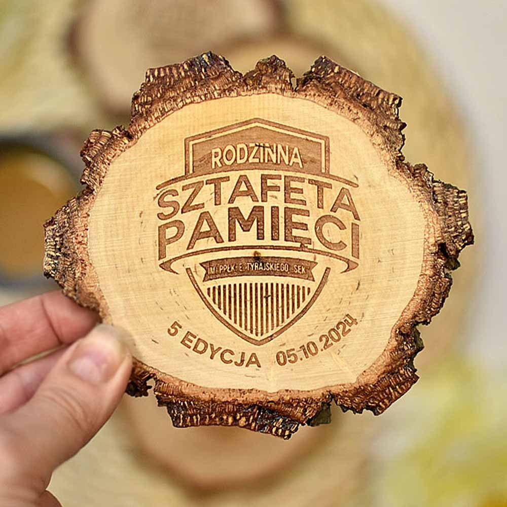 podkładka pod kubek z grawerem z logo marki, plaster brzozowego drewna