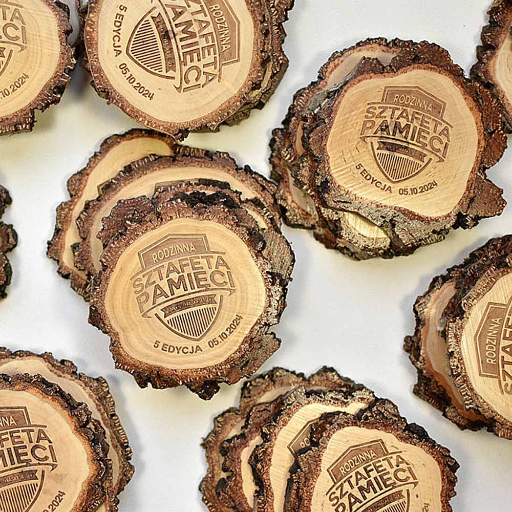 podstawki pod kubek z drewna brzozy z wygrawerowanym tekstem i logo