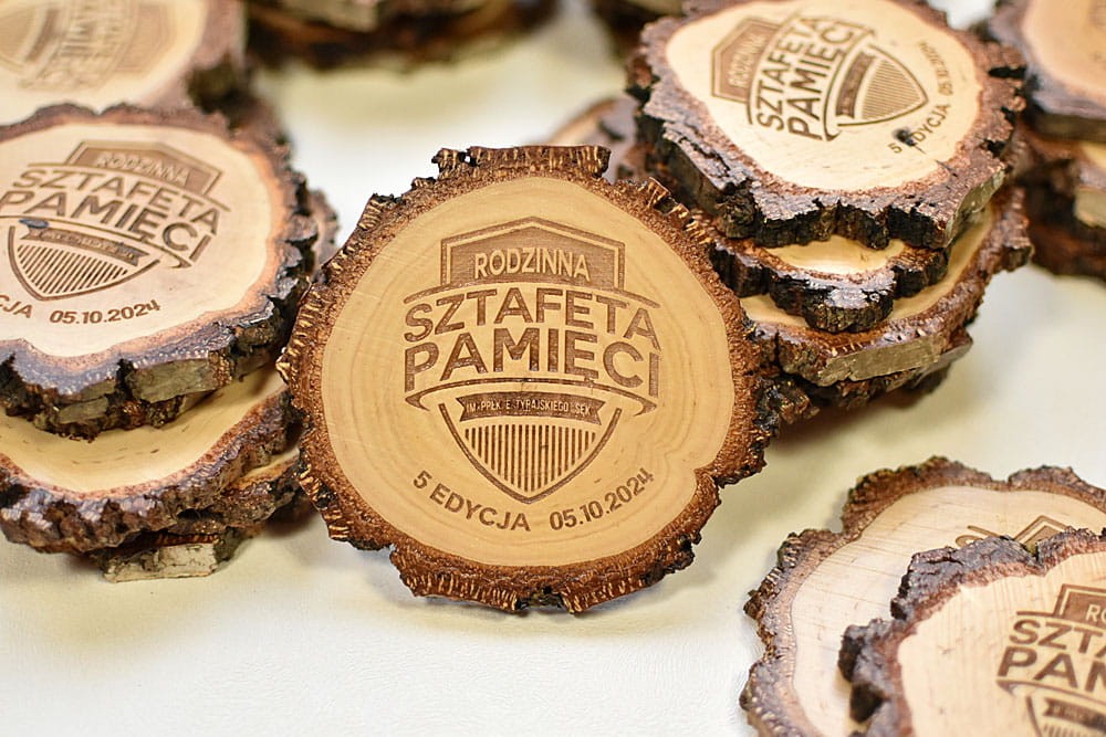 podkładki pod kubek z drewna z personalizacją z grawerem logo firmy