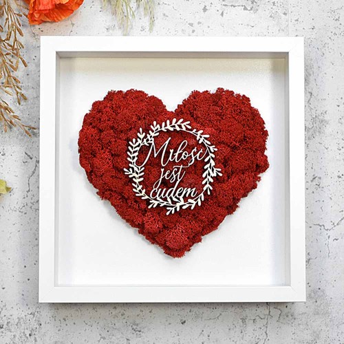 prezent obraz czerwone serce z mchu napis Miłość jest Cudem