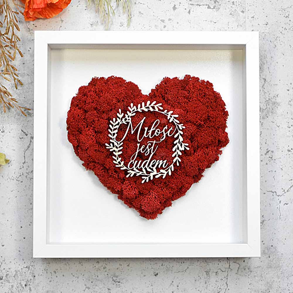 prezent ślubny obraz w białej ramce serce czerwony mech napis Miłość jest Cudem