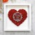 prezent ślubny obraz w białej ramce serce czerwony mech napis Miłość jest Cudem