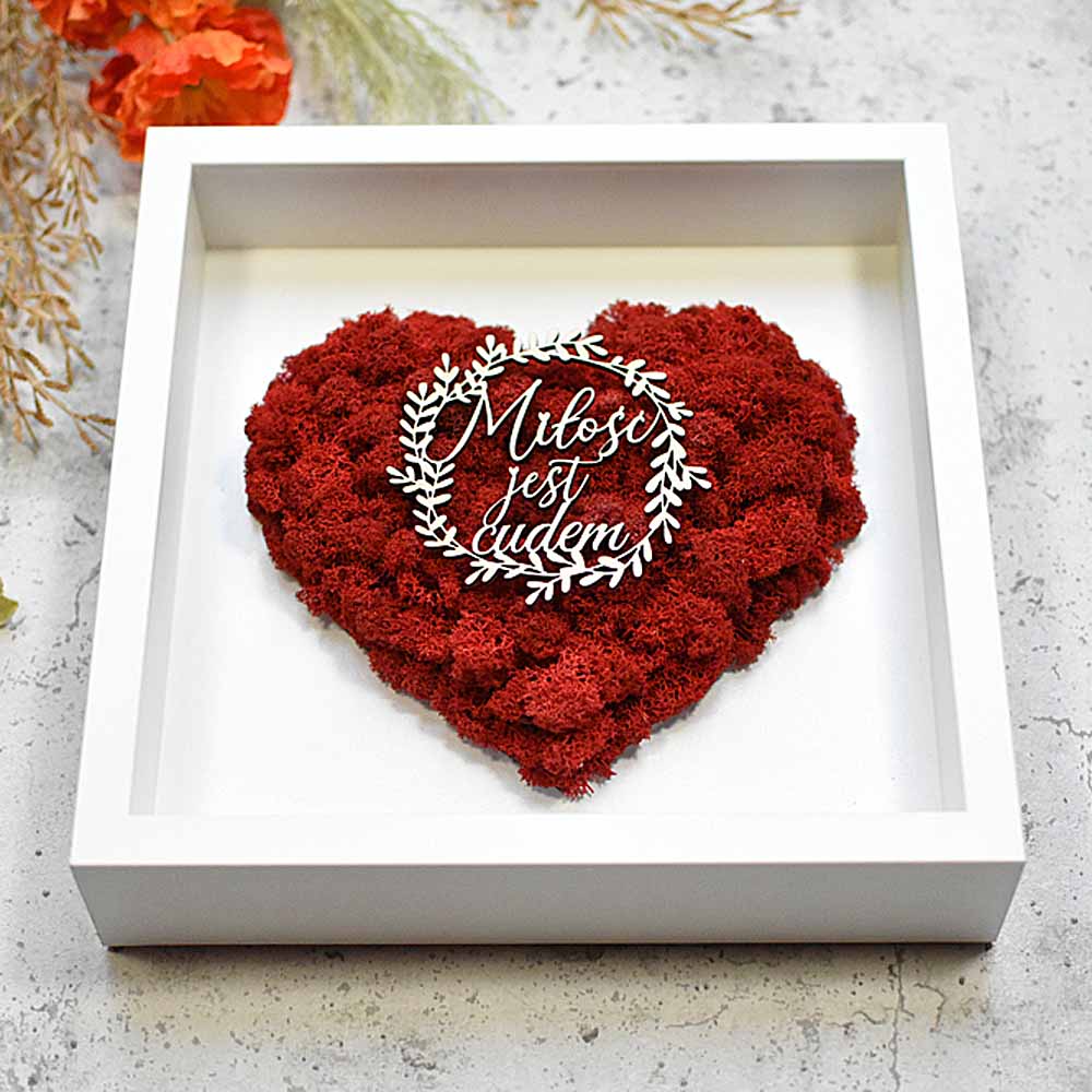 serce z czerwonego mchu w białej ramce wianek z napisem Miłość jest Cudem