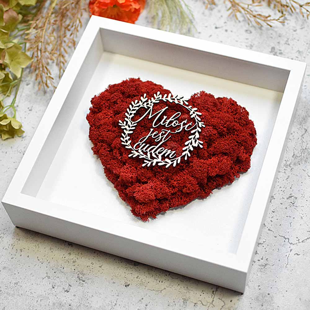 prezent dla Państwa Młodych biała ramka serce z czerwonego mchu napis Miłość jest Cudem