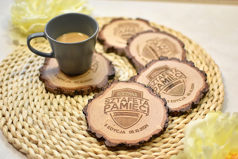 drewniane podkładki pod kubek ze znakiem marki krążki drewna