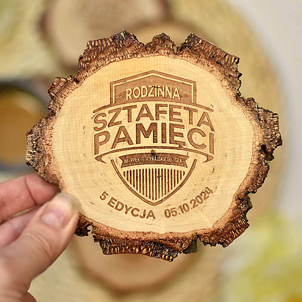 podstawka pod kubek z logo z plastr drewna