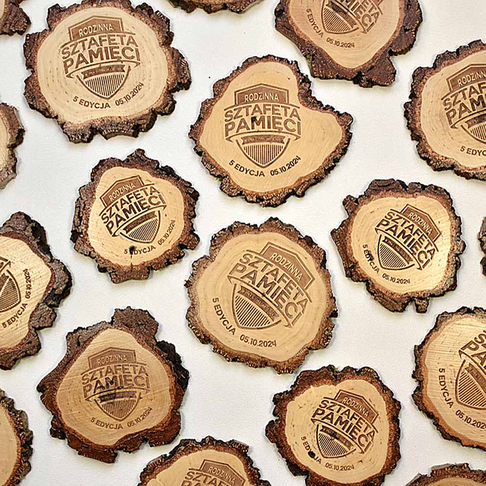 podkładki pod kubek z wygrawerowanym logo firmy na plastrze drewna brzozy