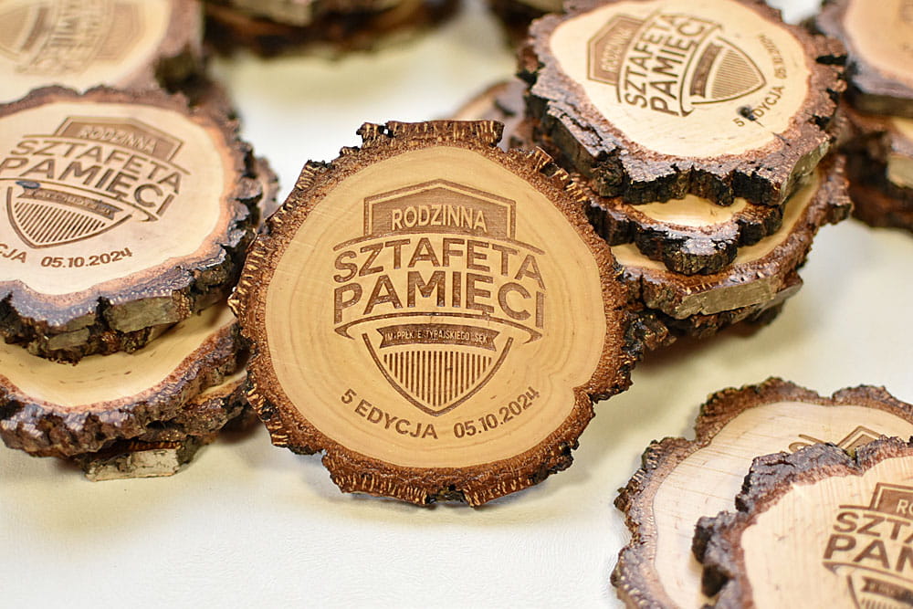 podstawki pod kubek plaster drewna z grawerem loga