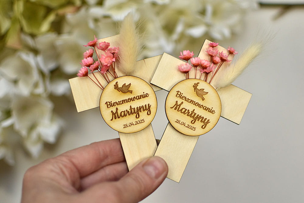 pamiątka Bierzmowania, spersonalizowany magnes na lodówkę krzyż z suszonymi kwiatami