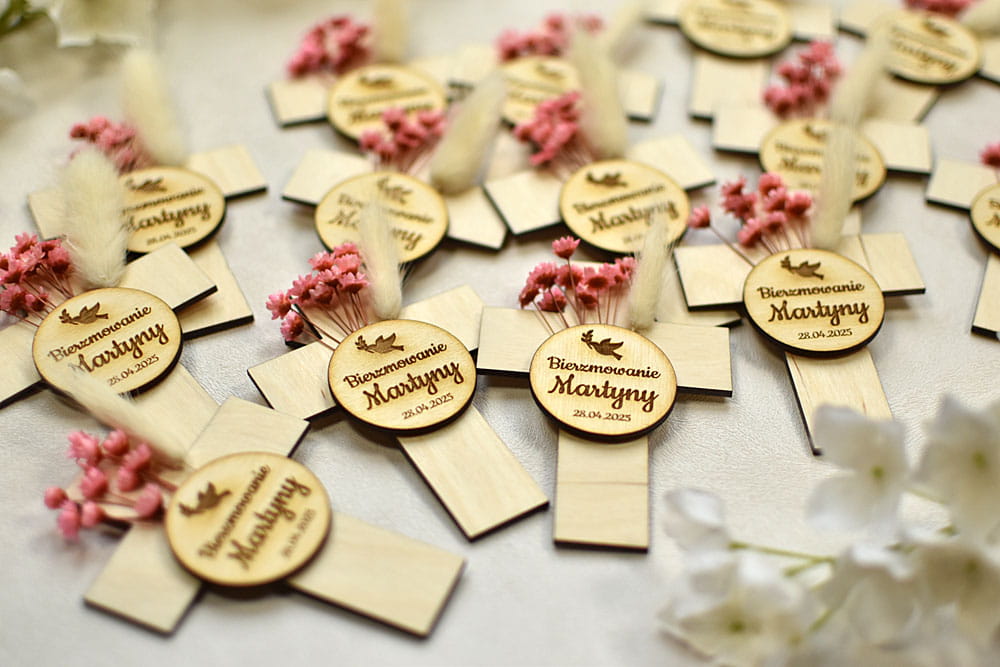 pamiątka Bierzmowania, spersonalizowany magnes na lodówkę krzyż z suszonymi kwiatami