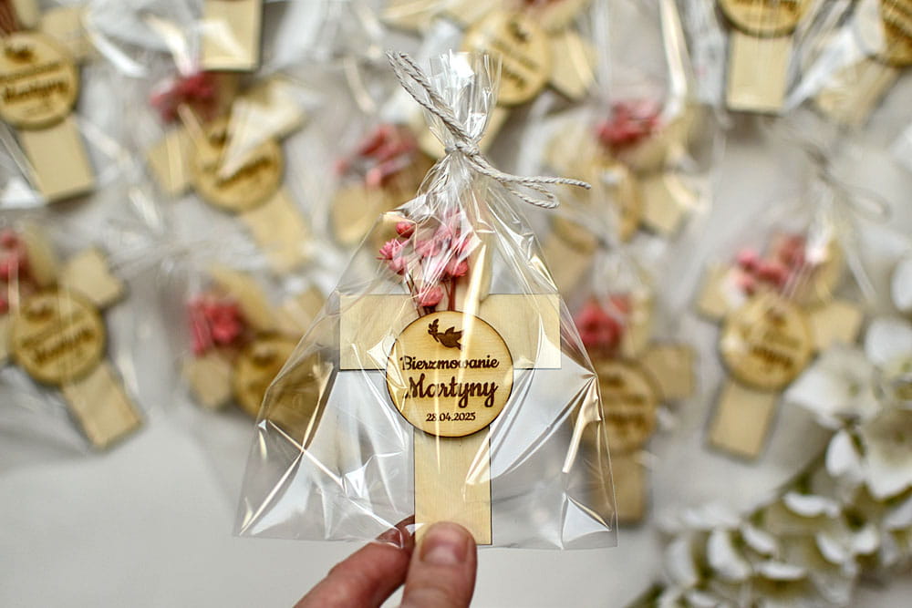 pamiątka Bierzmowania, spersonalizowany magnes na lodówkę krzyż z suszonymi kwiatami