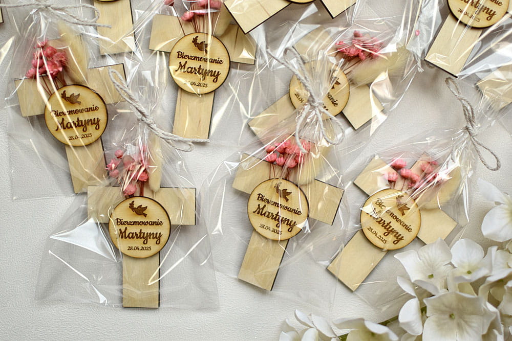 pamiątka Bierzmowania, spersonalizowany magnes na lodówkę krzyż z suszonymi kwiatami