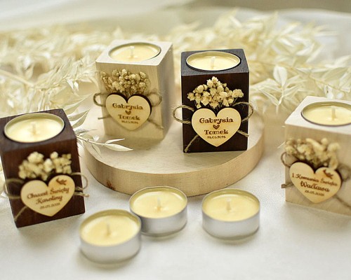 podarunki dla gości weselnych, drewniany świecznik z gipsówką i pachnącą świeczką