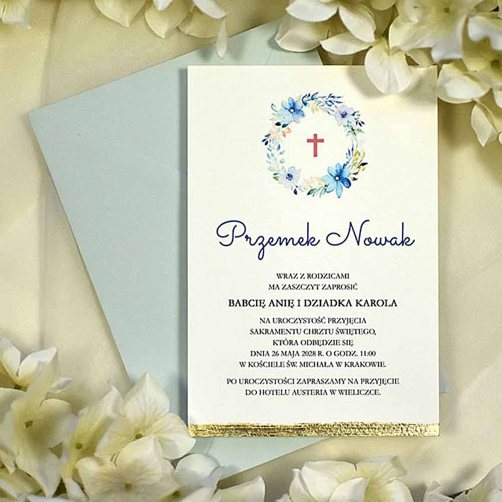Eleganckie zaproszenie na Chrzest lub Komunię Świętą z niebieskim wiankiem.
