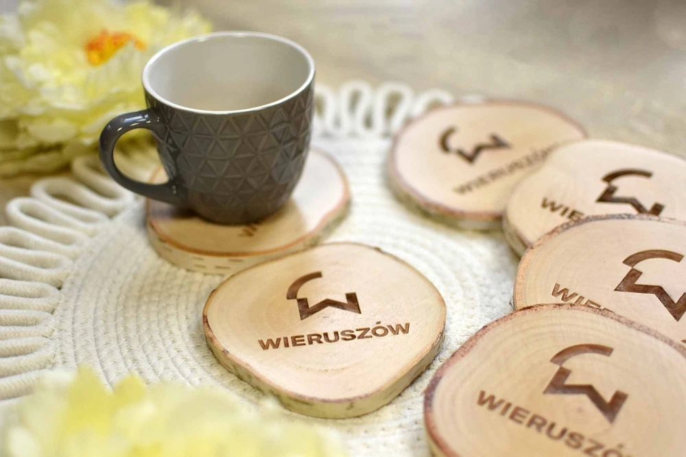 podstawki pod kubek plaster brzozy z logo firmy, prezent dla klientów, pracowników