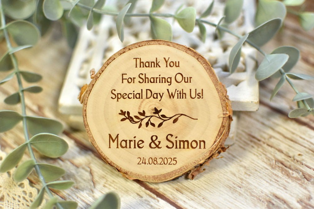 praktyczne prezenty dla gości weselnych, magnesy z podziękowaniem na plastrach brzozy