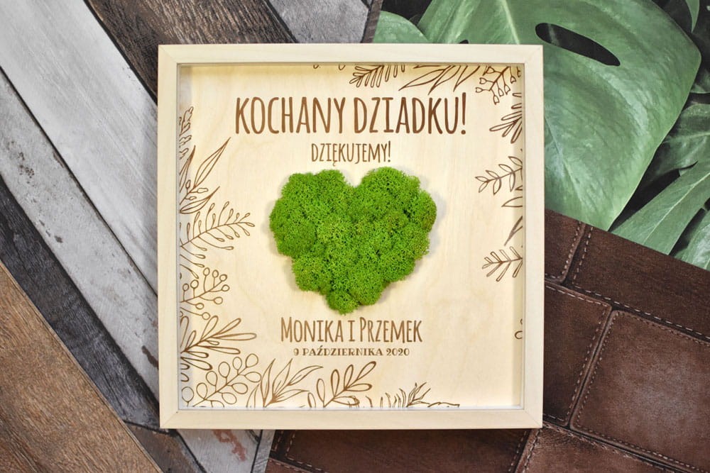serce z naturalnego mchu - obraz z grawerem na prezent