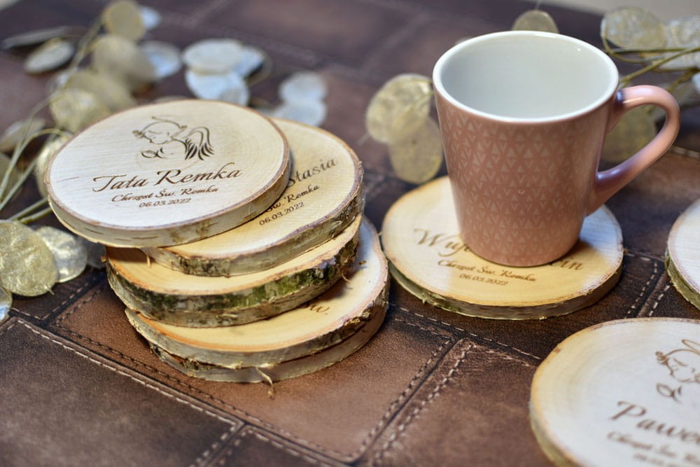 Podkładka pod kubek z grawerem aniołka jako pamiątka dla gości komunijnych.