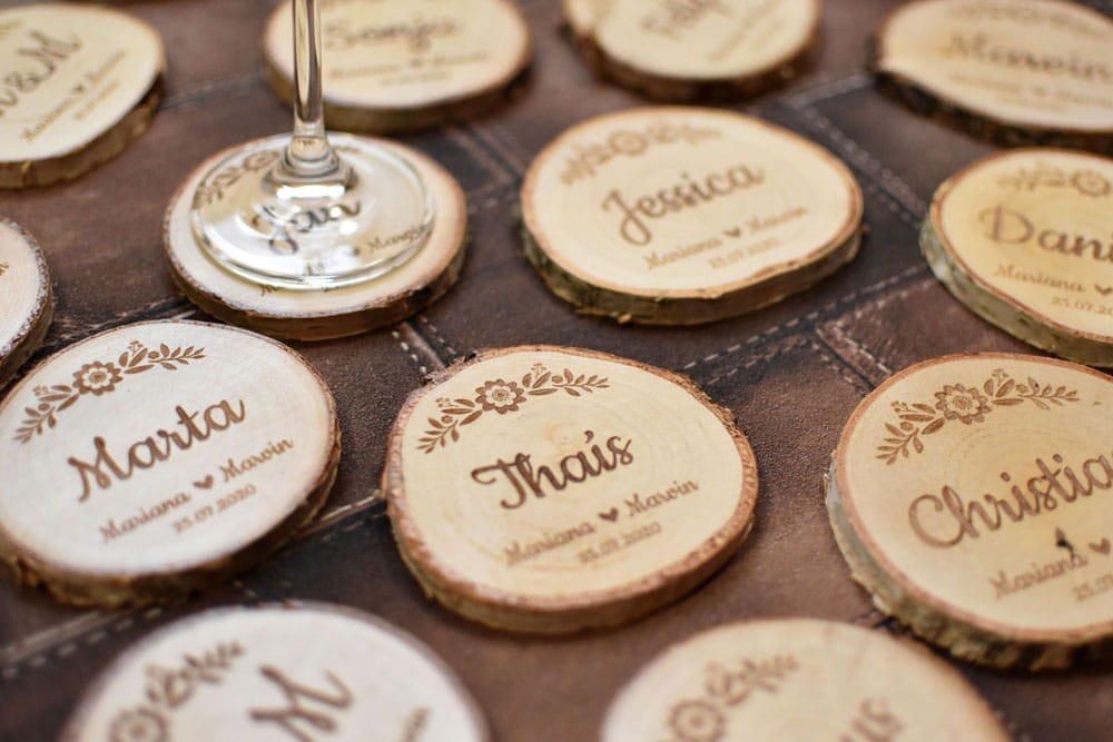 drewniane podkładki pod kubek z plastrów drewna, upominek dla gości na weselu