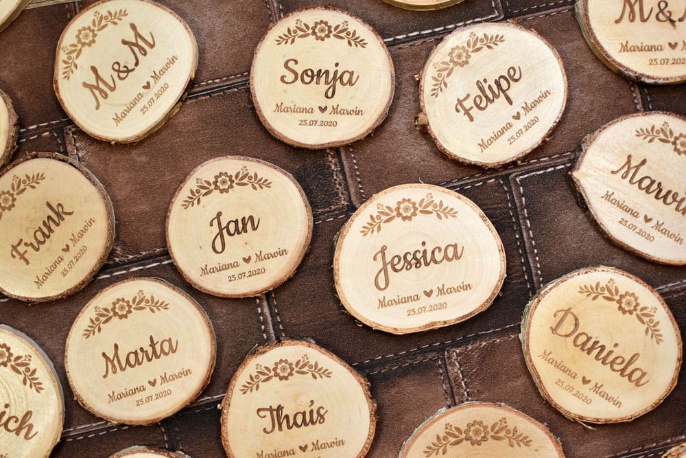 drewniane podkładki pod kubek z plastrów drewna, upominek dla gości na weselu