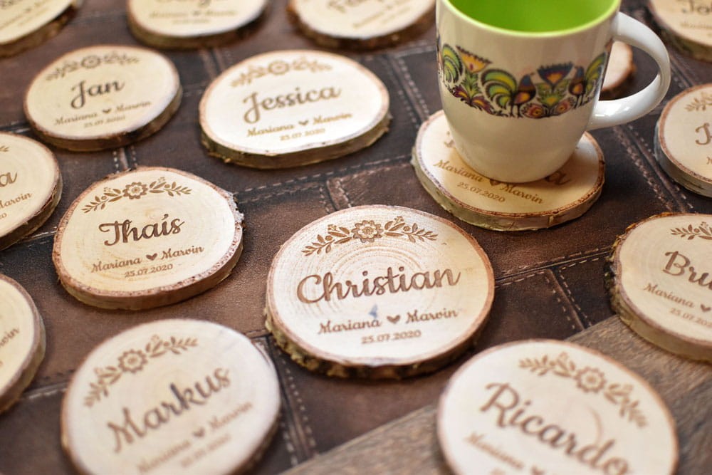 drewniane podkładki pod kubek z imionami, plastry drewna, upominek dla gości na weselu