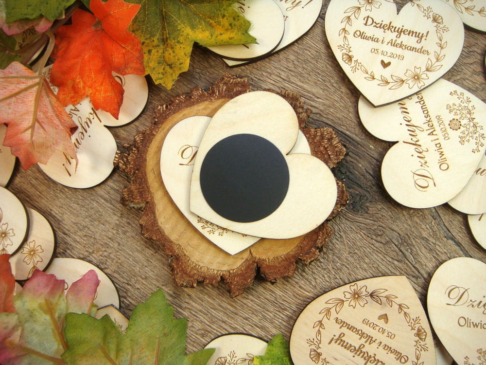 oryginalne podziękowania dla gości na weselu, drewniane magnesy na lodówkę z kwiatami magnolii