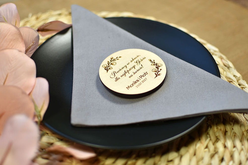 oryginalne podziękowania dla gości na weselu, drewniane magnesy na lodówkę z kwiatami magnolii