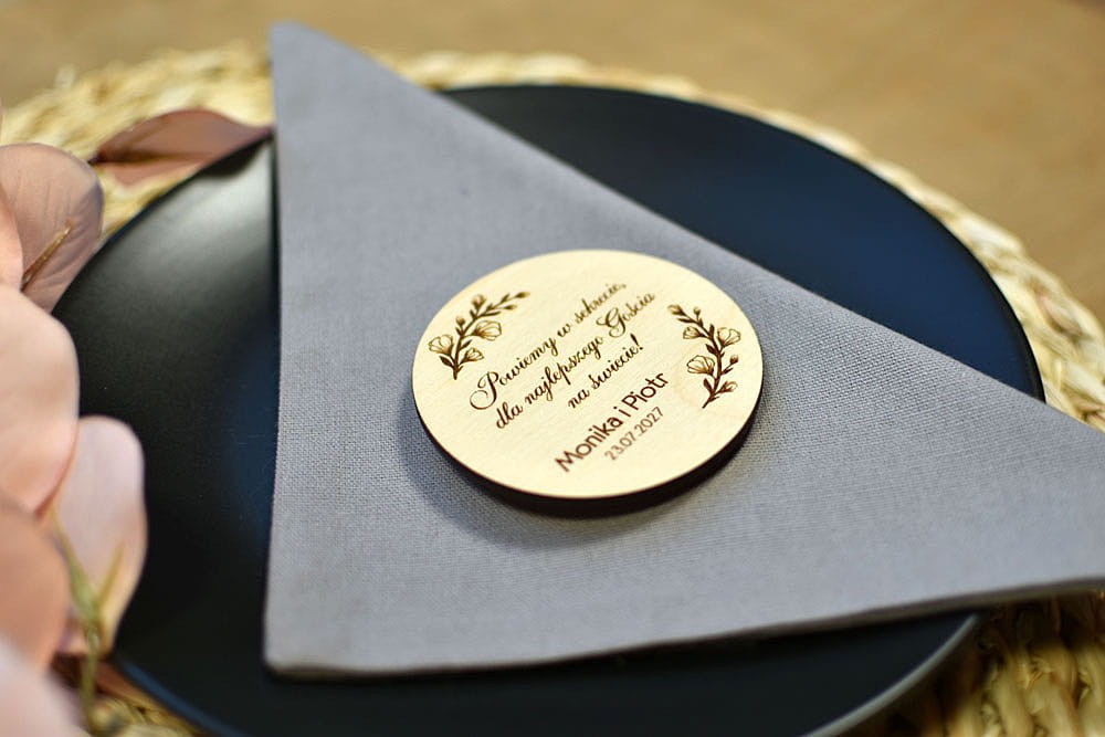 oryginalne podziękowania dla gości na weselu, drewniane magnesy na lodówkę z kwiatami magnolii