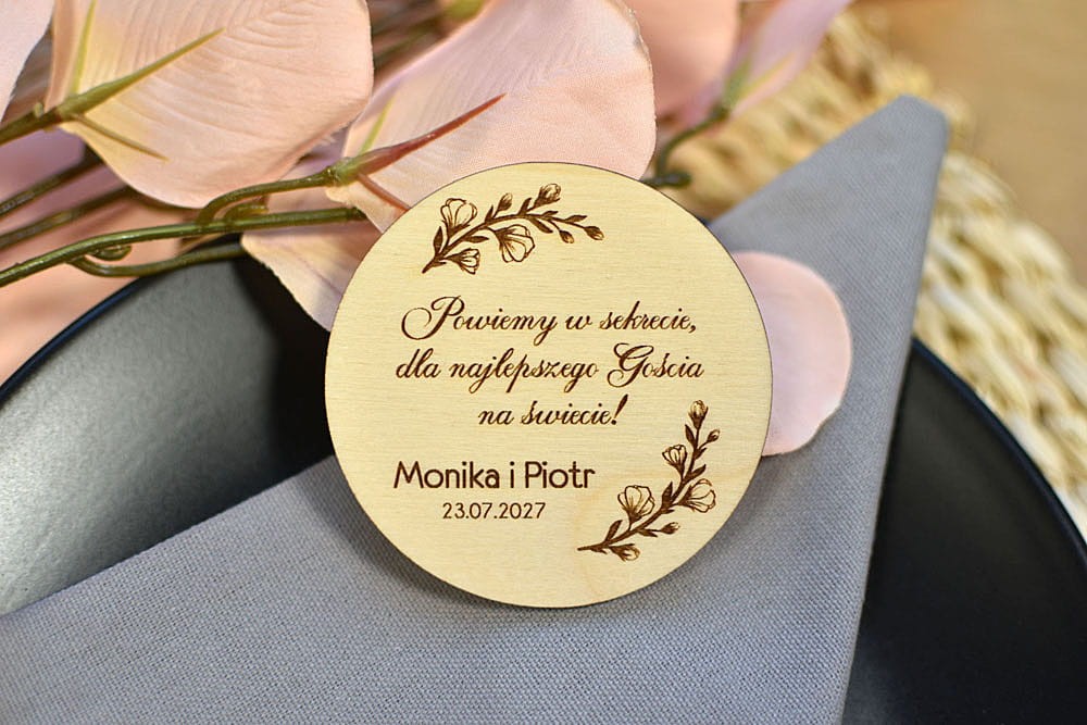 oryginalne podziękowania dla gości na weselu, drewniane magnesy na lodówkę z kwiatami magnolii