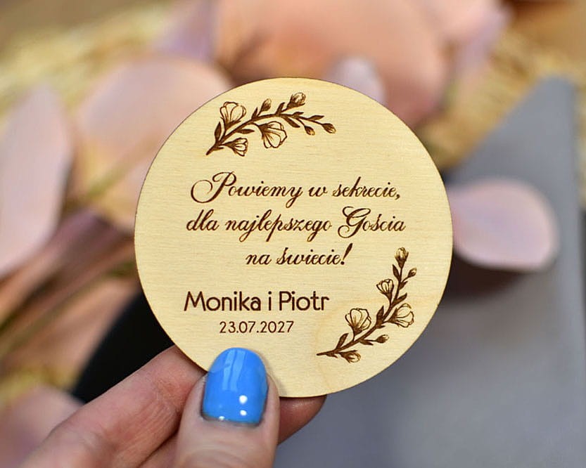 oryginalne podziękowania dla gości na weselu, drewniane magnesy na lodówkę z kwiatami magnolii