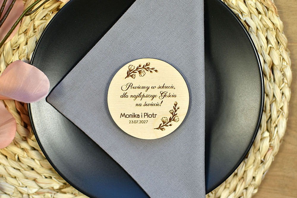 oryginalne podziękowania dla gości na weselu, drewniane magnesy na lodówkę z kwiatami magnolii