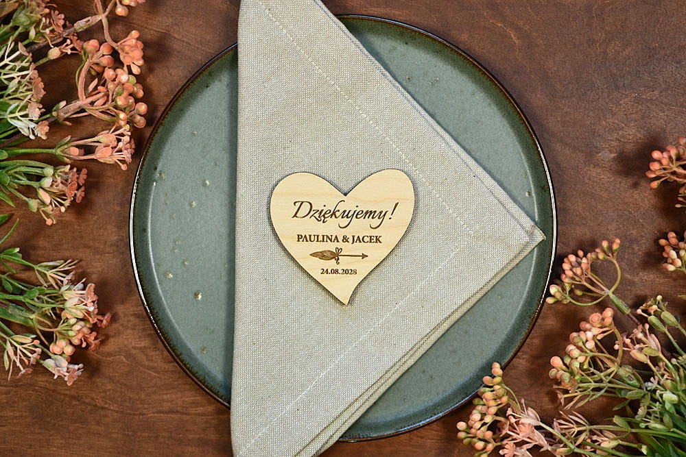 podarunki dla gości weselnych, drewniany magnes serce napis Dziękujemy