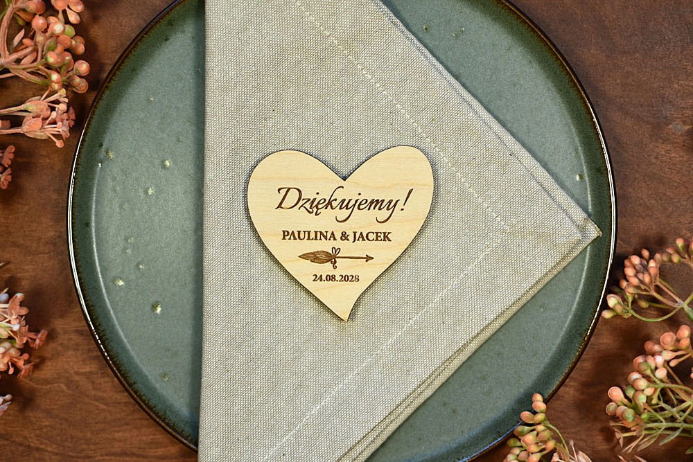 podarunki dla gości weselnych, drewniany magnes serce napis Dziękujemy