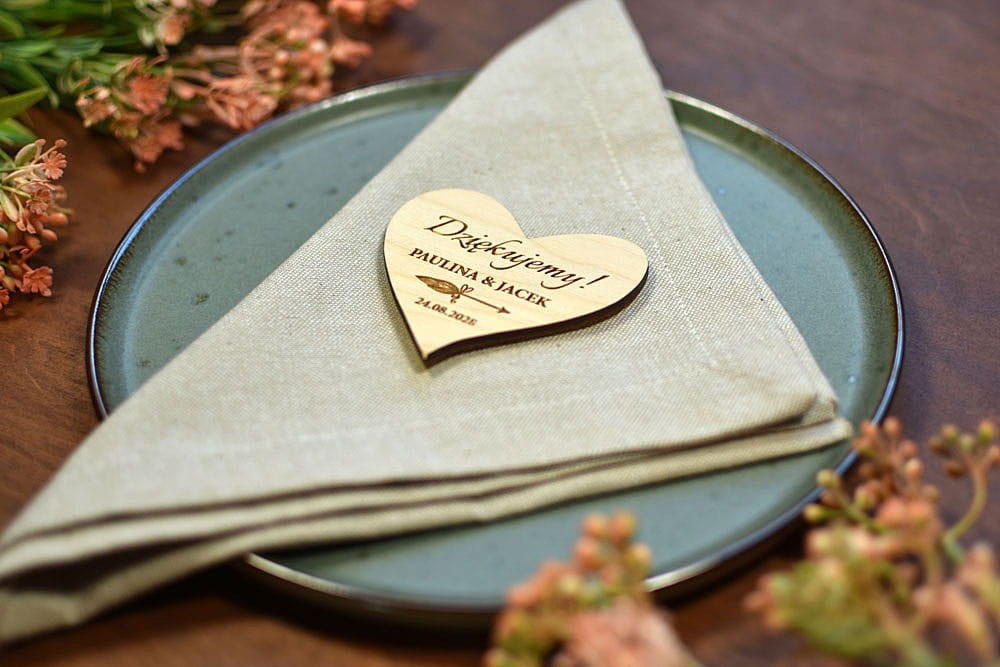 podarunki dla gości weselnych, drewniany magnes serce napis Dziękujemy