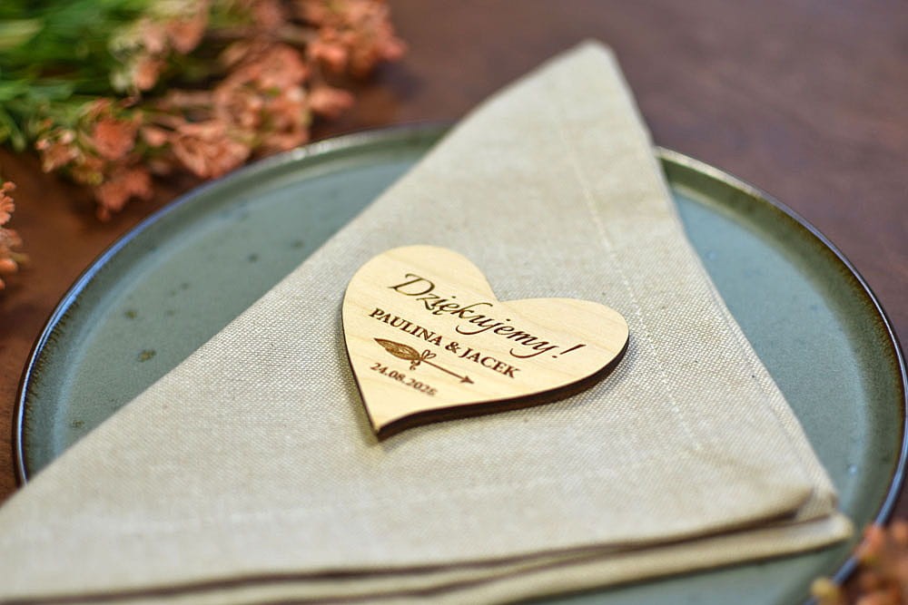 podarunki dla gości weselnych, drewniany magnes serce napis Dziękujemy
