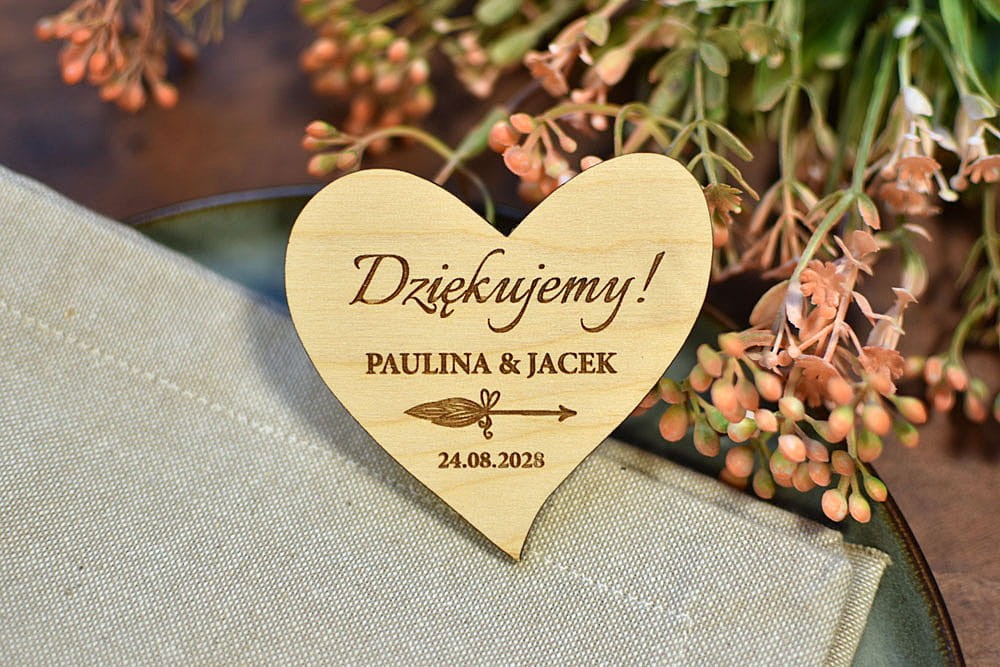 podarunki dla gości weselnych, drewniany magnes serce napis Dziękujemy