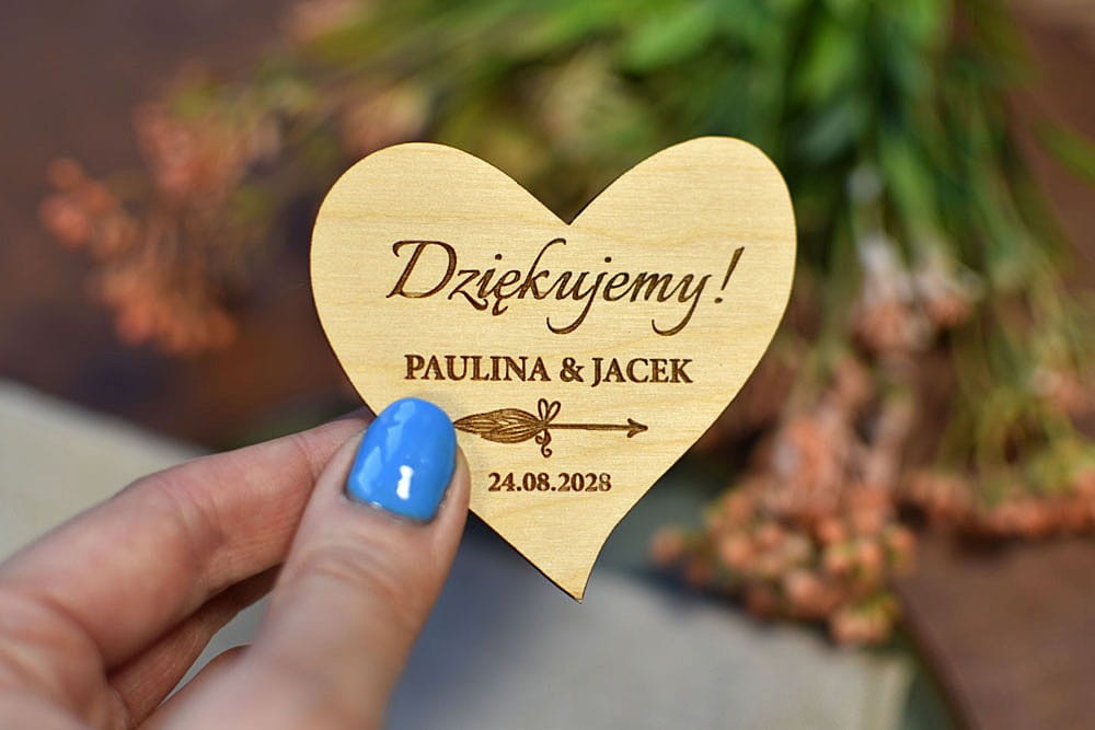 podarunki dla gości weselnych, drewniany magnes serce napis Dziękujemy