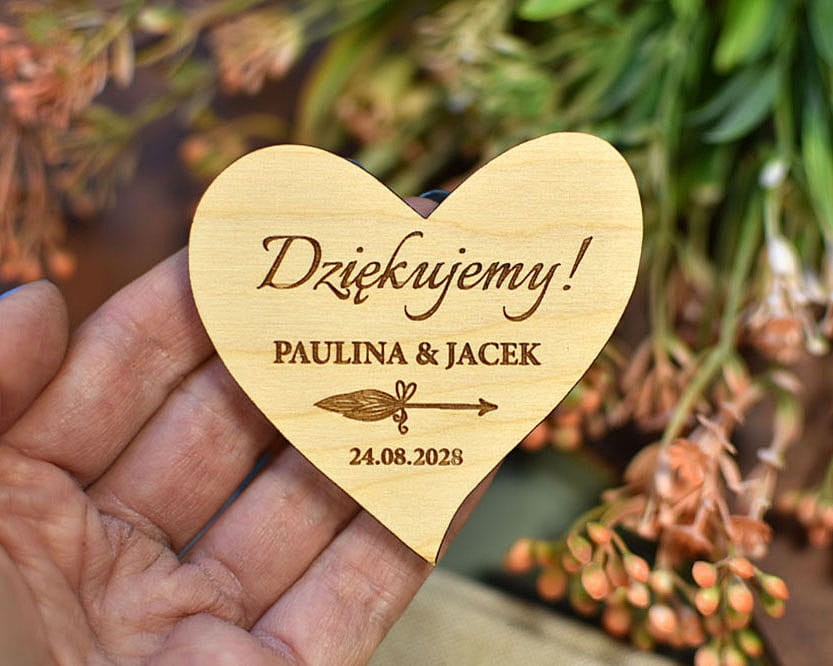 podarunki dla gości weselnych, drewniany magnes serce napis Dziękujemy
