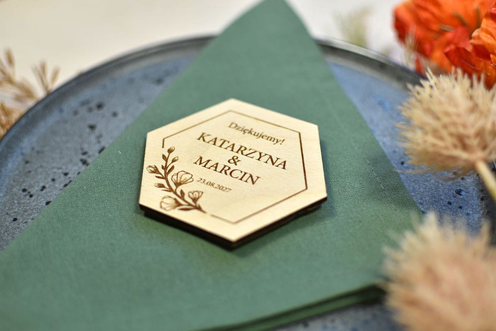 eleganckie upominki ślubne, magnesy z podziękowaniem w kształcie heksagonu