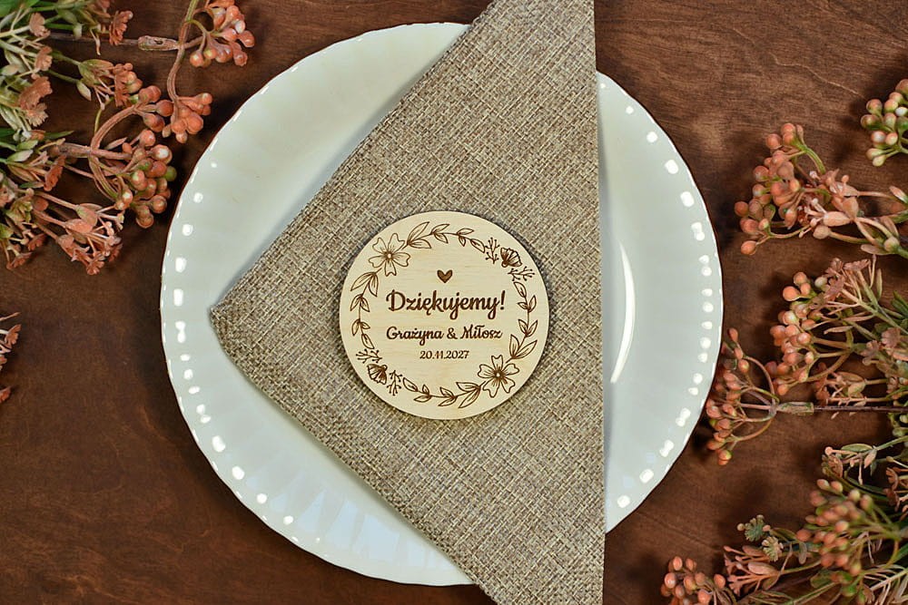 drewniany magnes na lodówkę z napisem Dziękujemy, eleganckie podziękowanie dla gości weselnych za przybycie